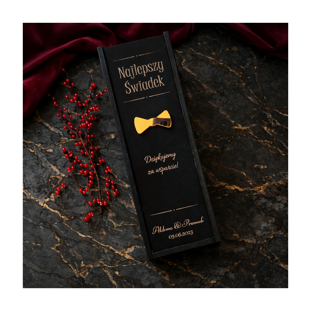 Czarna drewniana skrzynka na alkohol z podziękowaniami dla świadka