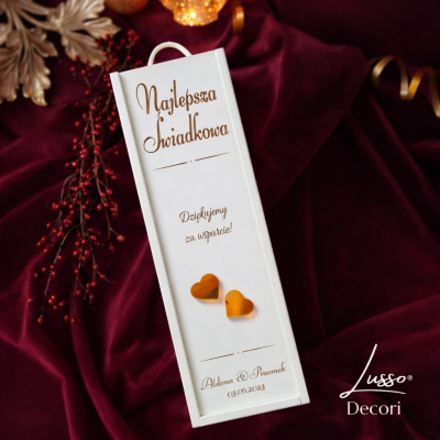 Biała drewniana skrzynka z podziękowaniami dla świadkowej w dniu ślubu od pary młodej