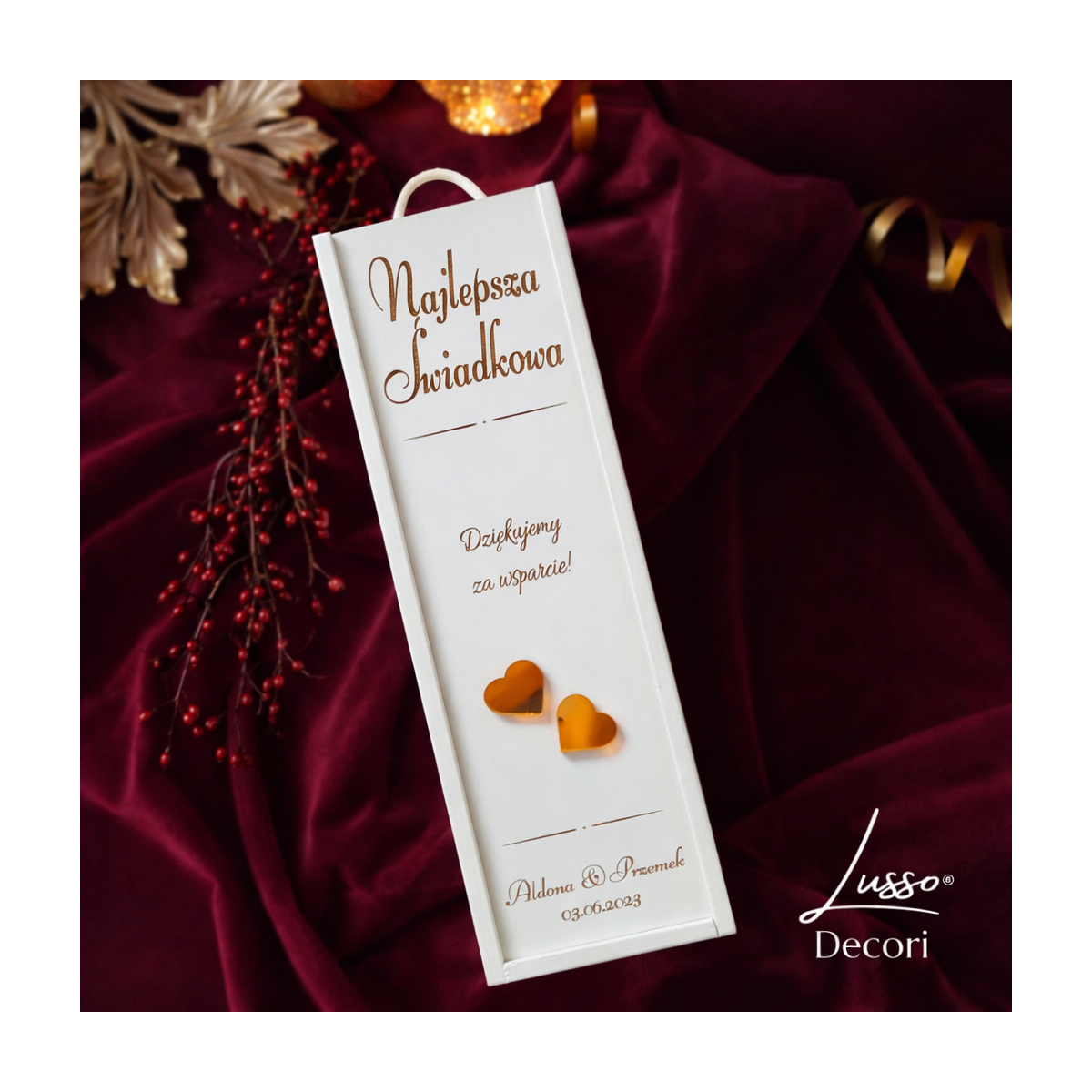 Biała drewniana skrzynka z podziękowaniami dla świadkowej w dniu ślubu od pary młodej