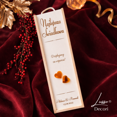 drewniana skrzynka na wino dla świadków z grawerem podziękowanie ślubne serca z plexi personalizowany prezent