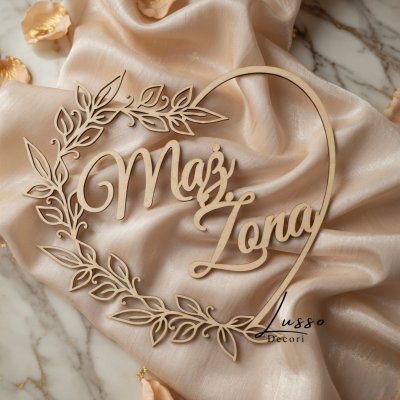 Drewniana dekoracyjna obręcz z motywem gałązek mąż żona na przyjęcie weselne jako dekoracja ścianki za państwem młodych