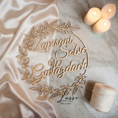 Drewniana obręcz z motywem gałązek "Zapisani sobie w gwiazdach" dekoracja ścianki w czasie przyjęcia weselnego