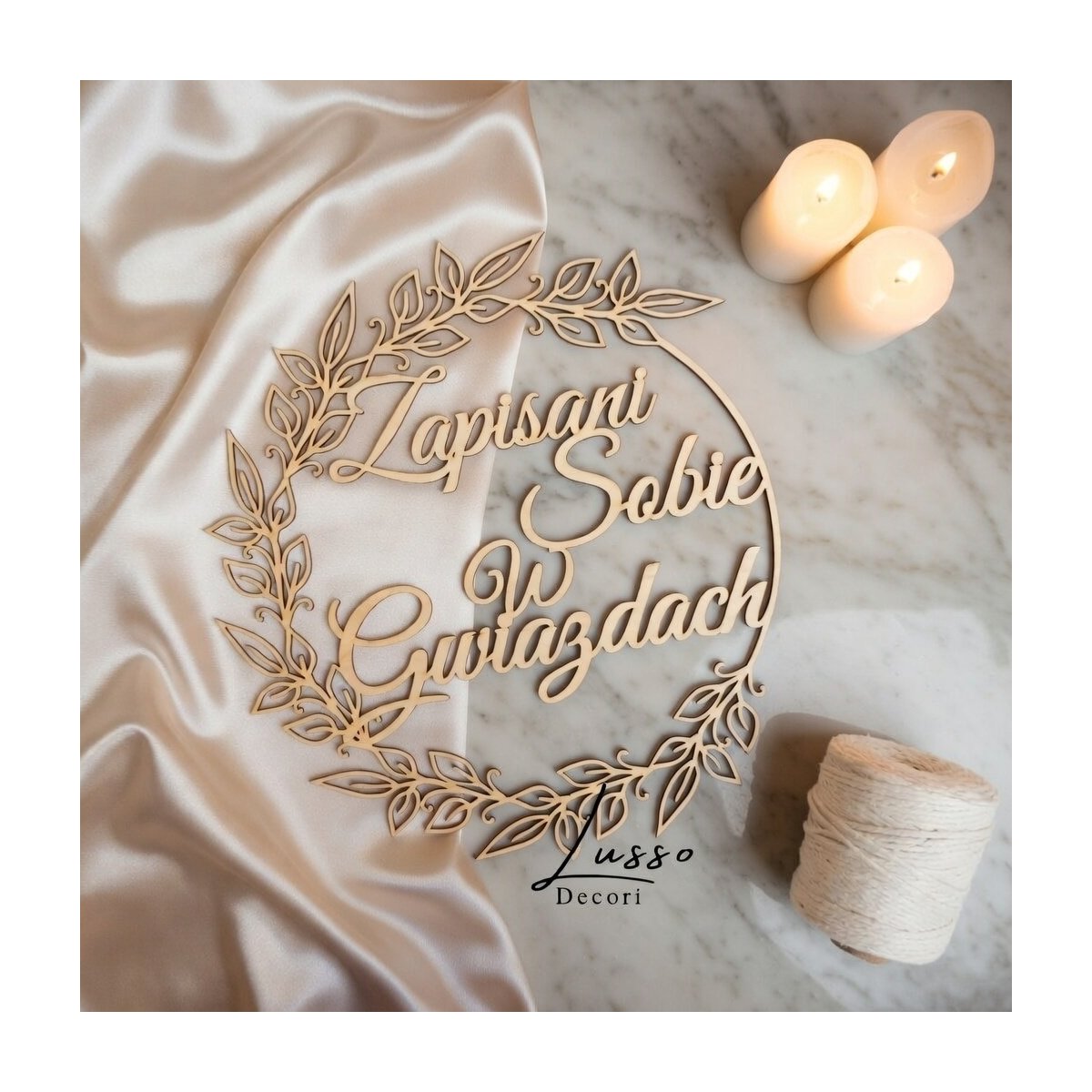 Drewniana obręcz z motywem gałązek "Zapisani sobie w gwiazdach" dekoracja ścianki w czasie przyjęcia weselnego