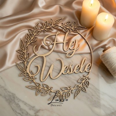 Drewniana obręcz z motywem gałązek na dekorację sali lub domu państwa młodych