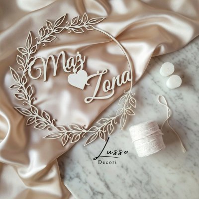 Dekoracyjna obręcz mąż żona z sercem na ściankę za państwem młodych