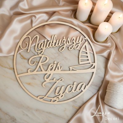 Obręcz dekoracyjna na przyjęcie weselne na ściankę za państwem młodych "najdłuższy rejs życia"