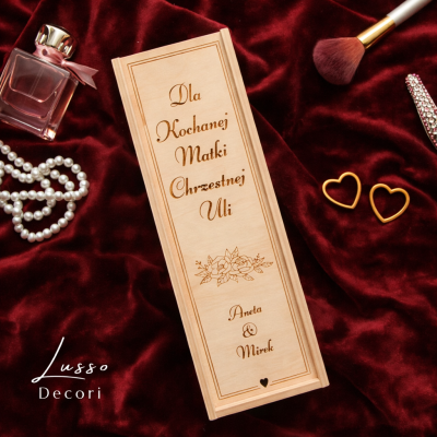 Drewniana skrzynka na wino jako podziękowanie dla matki chrzestnej w dniu ślubu.