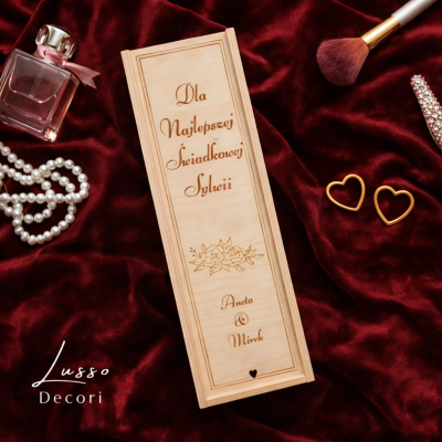 Drewniana skrzynka na wino z grawerem jako podziękowanie dla świadkowej w czasie przyjęcia weselnego.