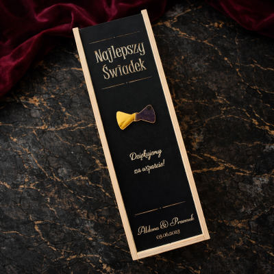 Drewniana skrzynka na wino w kolorze naturalnym z czarnym wieczkiem z dedykacją dla świadka w dniu ślubu