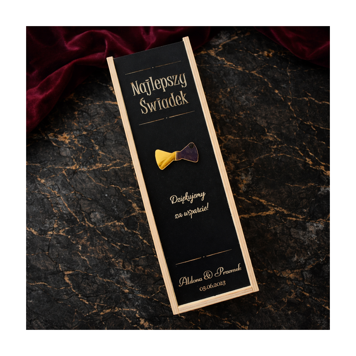 Drewniana skrzynka na wino w kolorze naturalnym z czarnym wieczkiem z dedykacją dla świadka w dniu ślubu