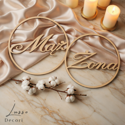 Obręcz drewniana mąż żona jako dekoracja na salę w czasie przyjęcia weselnego