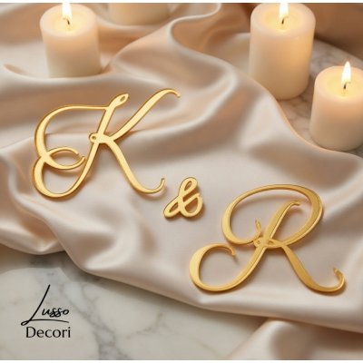 Lustrzane inicjały ślubne z akrylu zawieszone za Parą Młodą jako elegancka dekoracja sali weselnej