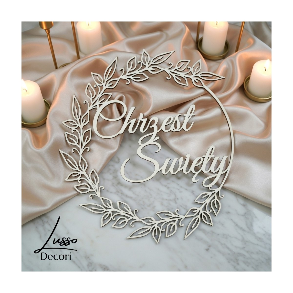 Drewniana obręcz z napisem Chrzest Święty z motywem gałazek na dekoracje przyjęcia z okazji chrztu dziecka