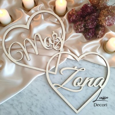 Drewniana obręcz serce z napisem mąż żona na dekorację ścianki w czasie przyjęcia weselnego