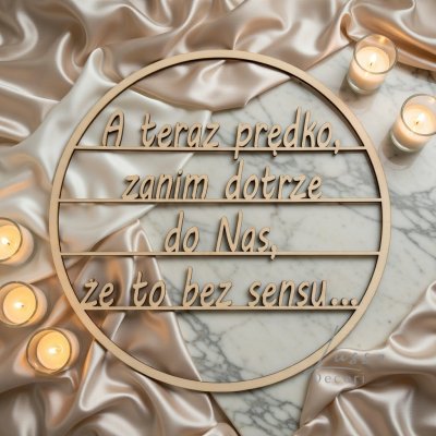 Drewniana obręcz dekoracyjna z napisem na przyjęcie weselne jako dekoracja ścianki za Państwem Młodych.