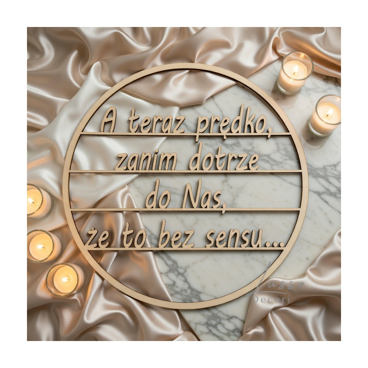 Drewniana obręcz dekoracyjna z napisem na przyjęcie weselne jako dekoracja ścianki za Państwem Młodych.