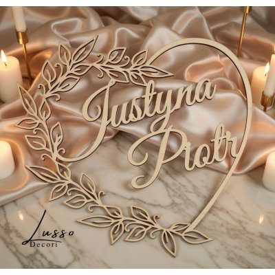 Dekoracyjna drewniana obręcz z dekoltem w postaci gałązek i imionami pary młodej na przyjęcie weselne