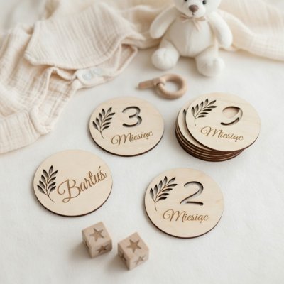 tabliczki miesięczne dla dziecka drewniane zestaw 12 miesięcy z imieniem