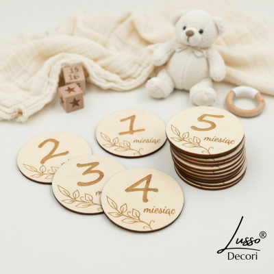 tabliczki miesięczne drewniane dla dziecka 12 sztuk z grawerowanym listkiem