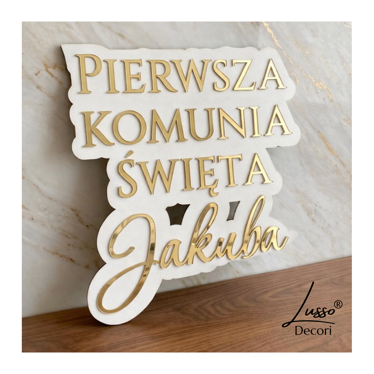 lustrzany napis komunijny z imieniem dziecka dekoracja na Pierwszą Komunię Świętą białe tło ścianka komunijna