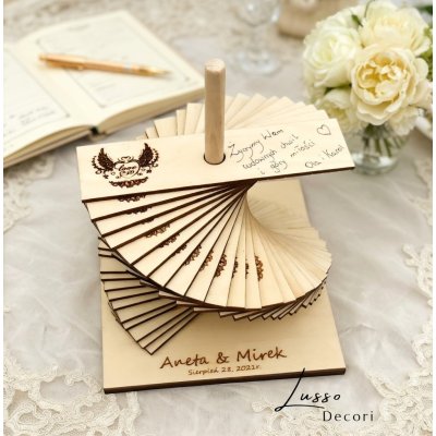 Drewniana księga gości w postaci spirali na przyjęcia ślubne