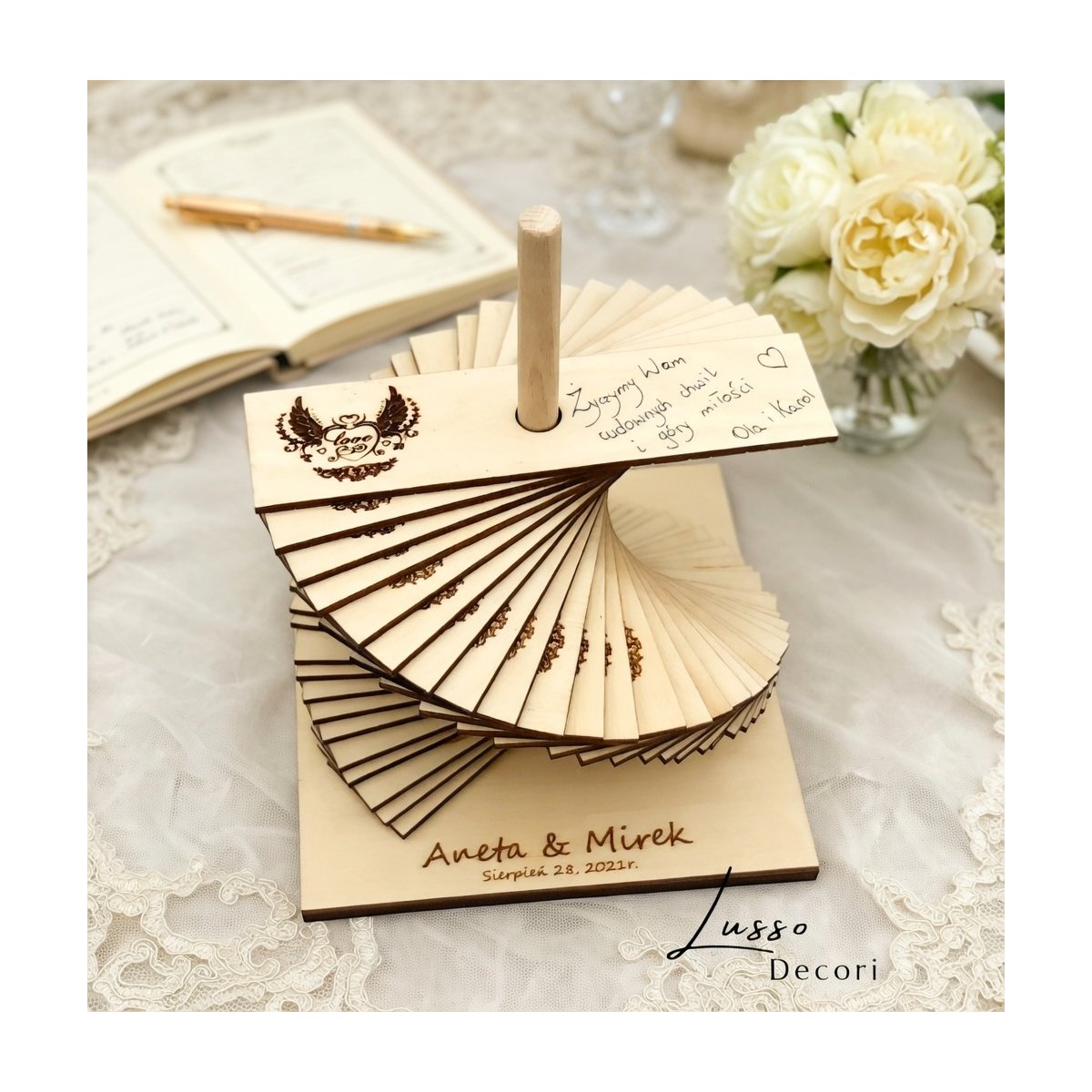 Drewniana księga gości w postaci spirali na przyjęcia ślubne