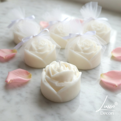 Mini świeca sojowa w kształcie róży jako podziękowanie dla gości