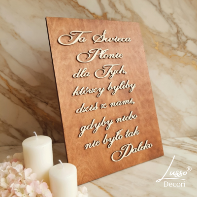 Tablica rustykalna 30x40 ta świeca płonie jako dekoracja na salę weselną