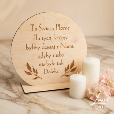 Okrągła tabliczka w kolorze naturalnego drewna ta świeca płonie z grawerem