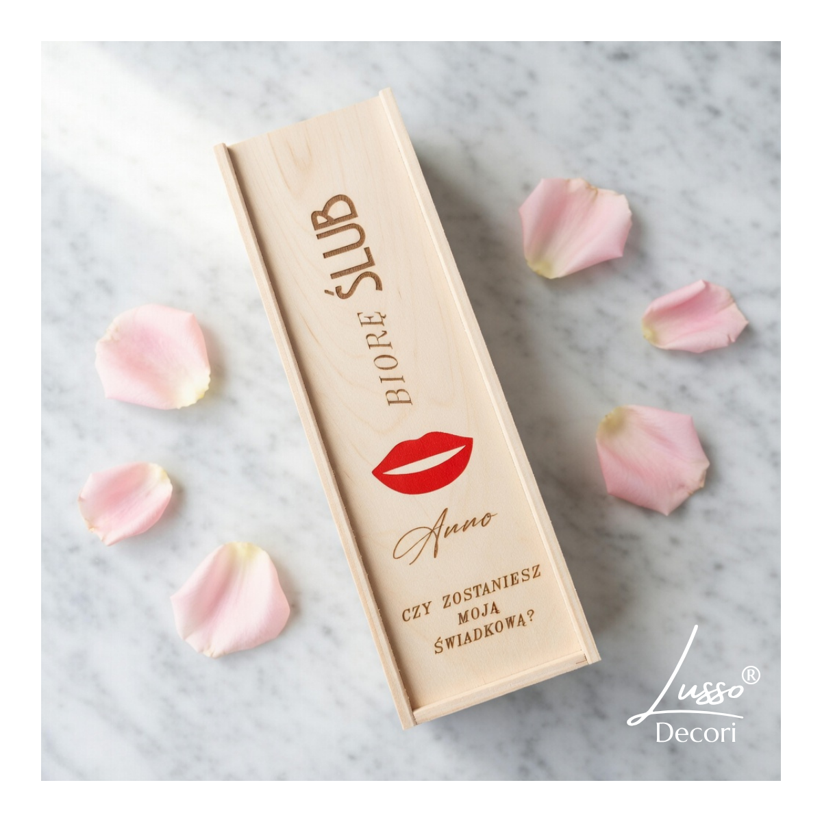 personalizowana skrzynka na wino jasne drewno prośba dla świadkowej elegancki prezent