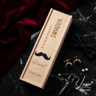 drewniana skrzynka na wino dla świadka w ramach podziękowań w stylu boho