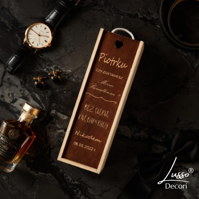 Drewniana skrzynka na alkohol w rustykalnym stylu z prośbą o świadkowanie