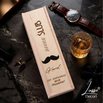 Drewniana, personalizowana skrzynka na alkohol z prośbą o świadkowanie dla niego.