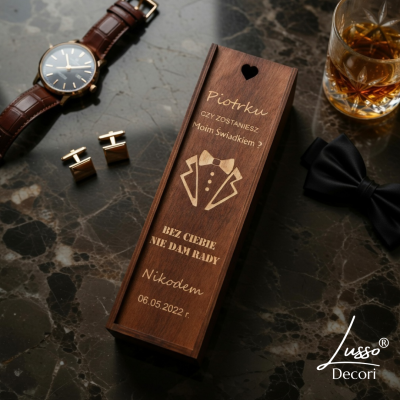 ciemna drewniana skrzynka na alkohol dla świadka z grafiką muszki i marynarki prośba o świadkowanie elegancki prezent ślubny