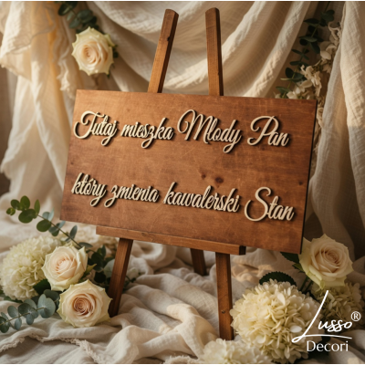 Drewniana tablica "Tutaj mieszka Młody Pan..." do dekoracji domu Pana Młodego w czasie ślubu