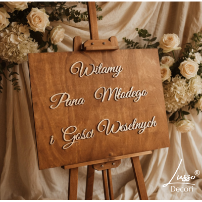 Tablica ślubna witamy Pana Młodego i gości weselnych w formacie 60x40 ustawiona na sztaludze