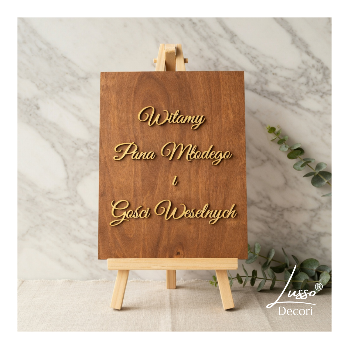Pionowa tablica ślubna witamy Pana Młodego i gości weselnych ustawiona na sztaludze