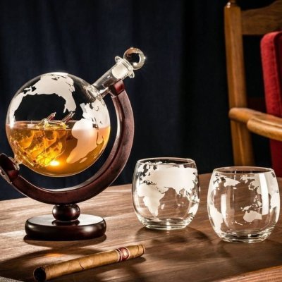 karafka globus z grawerem żaglowca szkło borosilikatowe mahoniowa rama zestaw z szklankami prezent premium dla konesera alkoholu