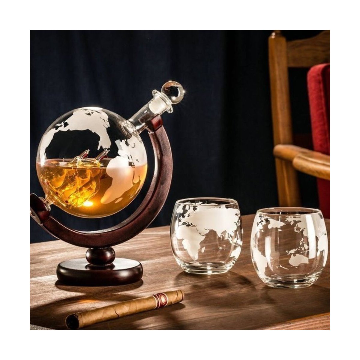 karafka globus z grawerem żaglowca szkło borosilikatowe mahoniowa rama zestaw z szklankami prezent premium dla konesera alkoholu