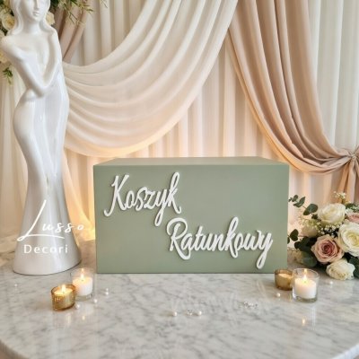 Szałwiowy drewniany koszyk ratunkowy na wesele z białym napisem dla gości