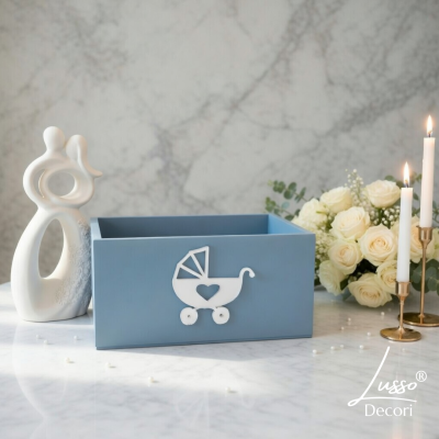 Koszyk oczepinowy baby blue z białą lustrzaną grafiką wózka na wesele