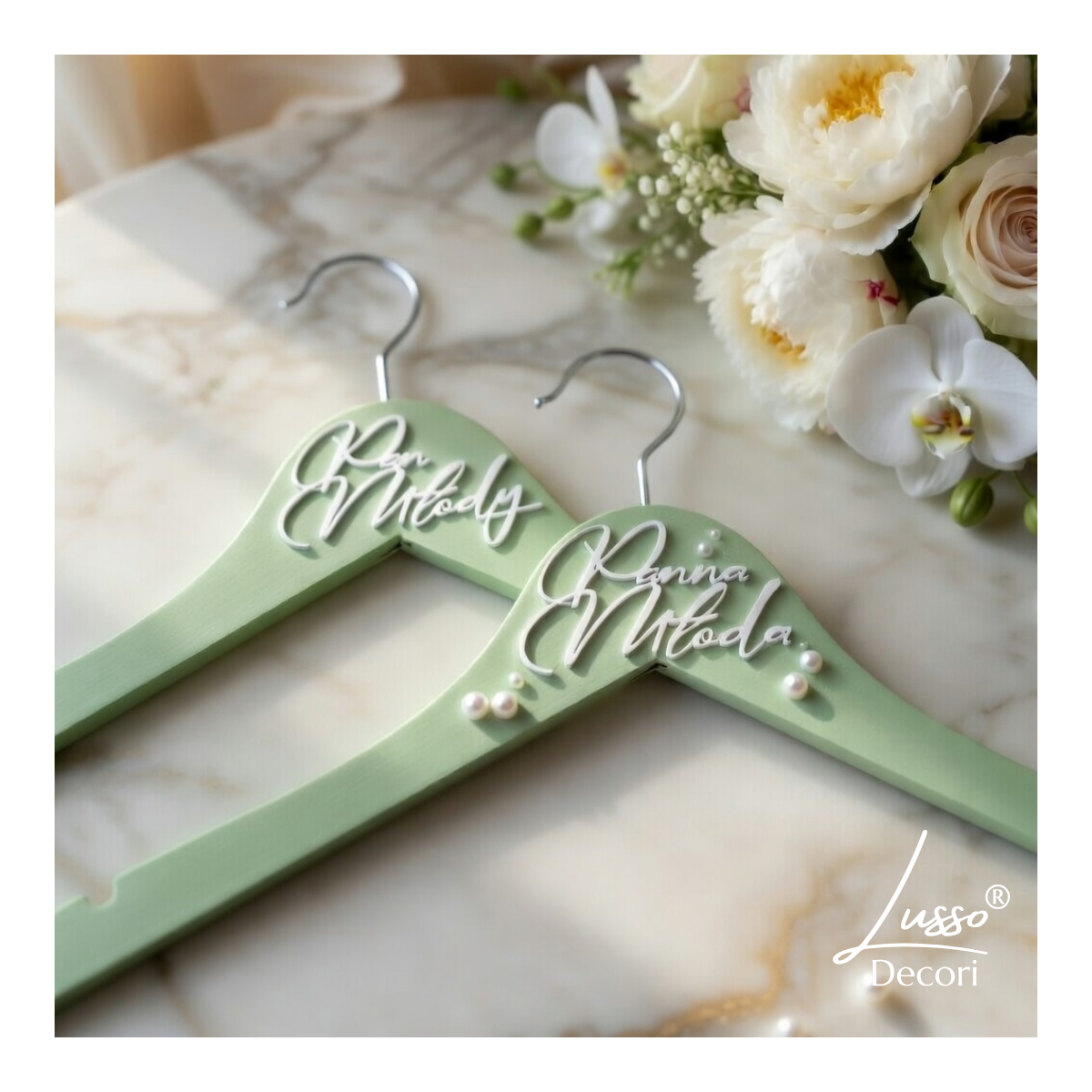 Szałwiowe wieszaki ślubne panna młoda pan młody z perełkami do sukni i garnituru