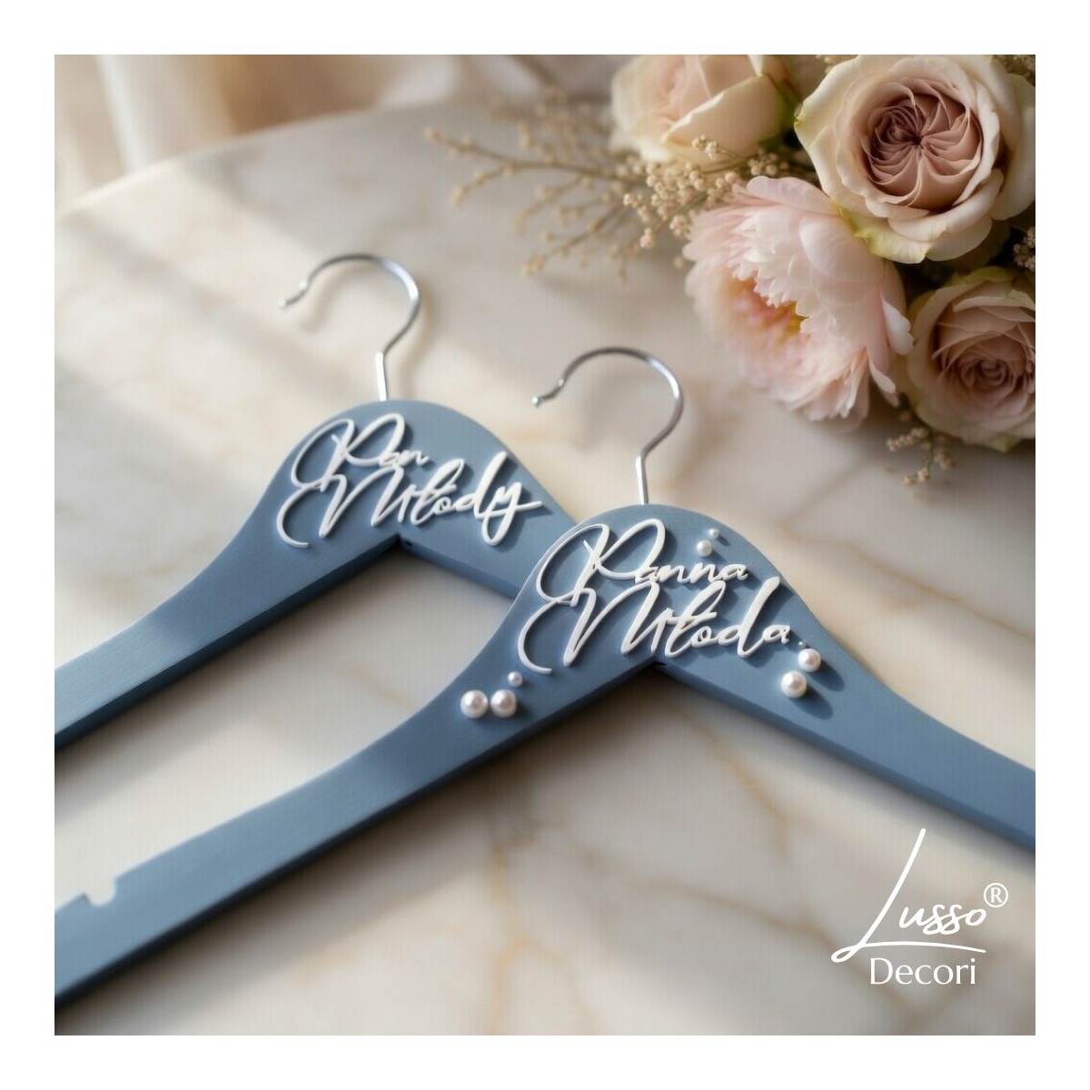 Błękitne - baby blue - wieszaki ślubne panna młoda pan młody z ozdobnymi perełkami i napisem