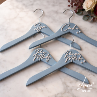 zestaw wieszaków ślubnych baby blue panna młoda córka perełki plexi