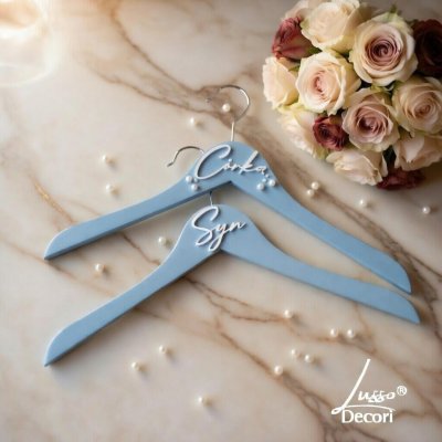 wieszak dziecięcy ślubny baby blue napis plexi perełki syn córka idealny na ślub komunię lub chrzest