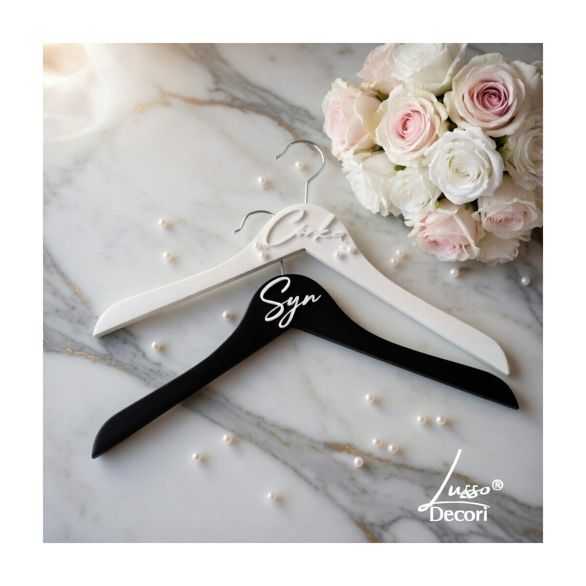 Wieszak dziecięcy na ślub, chrzest i komunię. Czarny dla syna, biały z perełkami dla córki, napisy z plexi. Idealny do zdjęć.