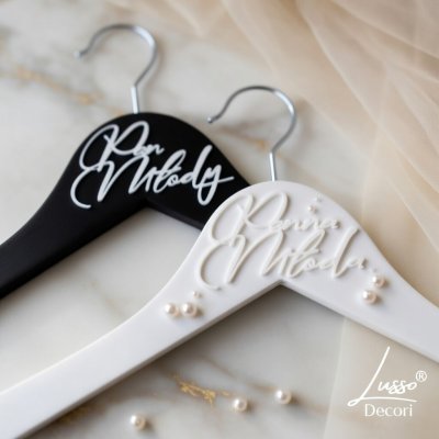 wieszaki ślubne panna młoda biały perełki pan młody czarny napis plexi