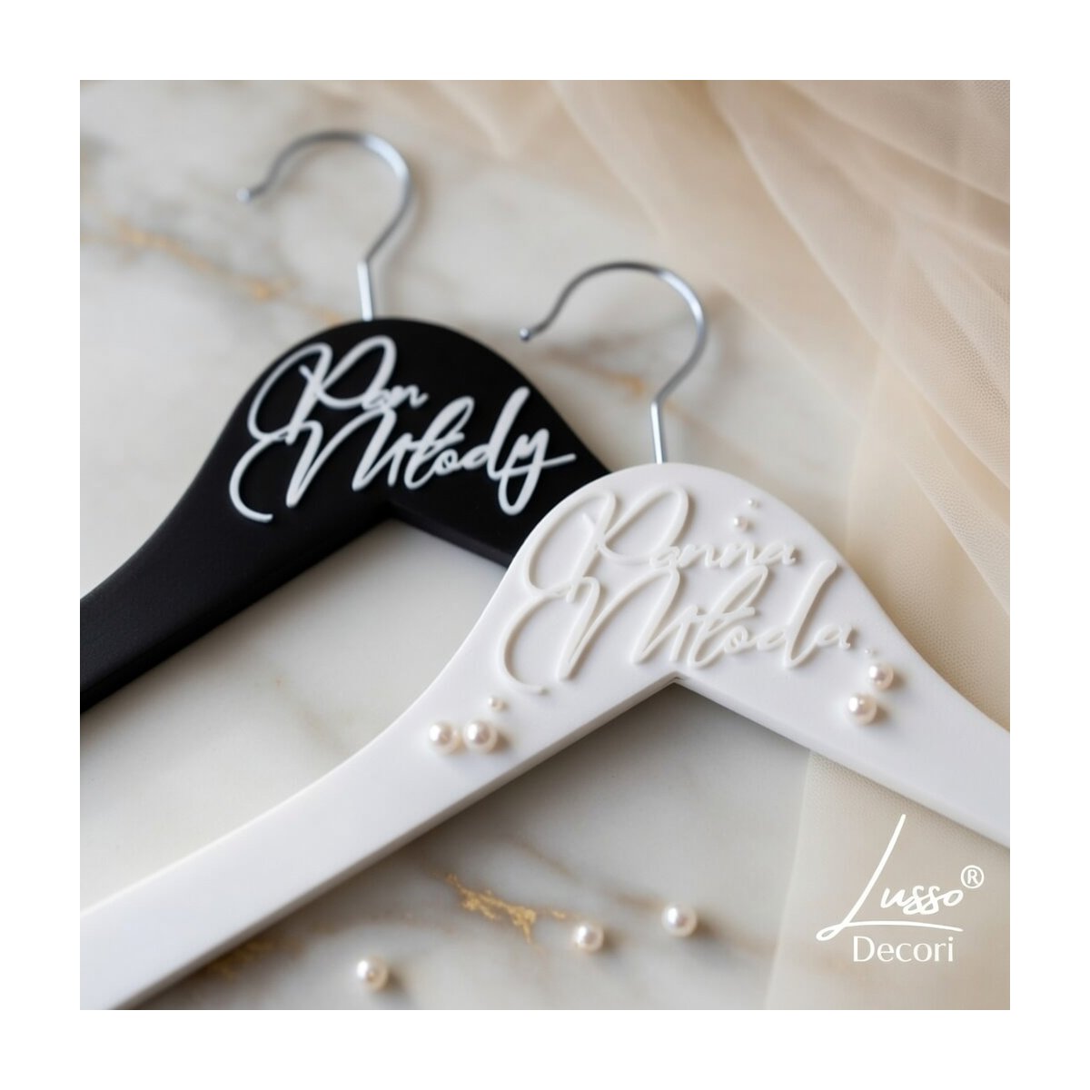 wieszaki ślubne panna młoda biały perełki pan młody czarny napis plexi