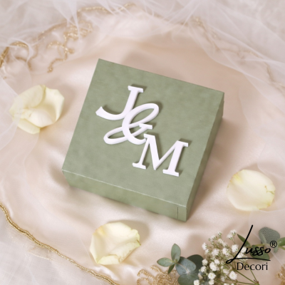 eleganckie pudełko na obrączki ślubne z grawerem kolor szałwiowy