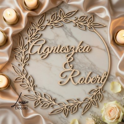 Drewniana obręcz weselna personalizowana z imionami Pary Młodej